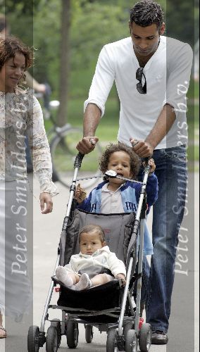 Amsterdam 21 juli 2004
Edwin Jonker met zijn ex Nurlaila en hun 2 kinderen
