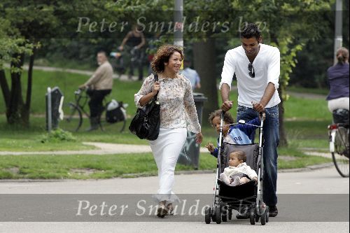 Amsterdam 21 juli 2004
Edwin Jonker met zijn ex Nurlaila en hun 2 kinderen