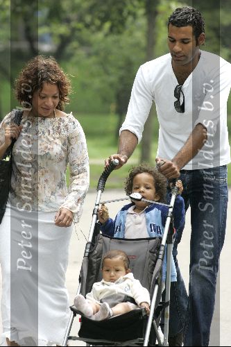 Amsterdam 21 juli 2004
Edwin Jonker met zijn ex Nurlaila en hun 2 kinderen