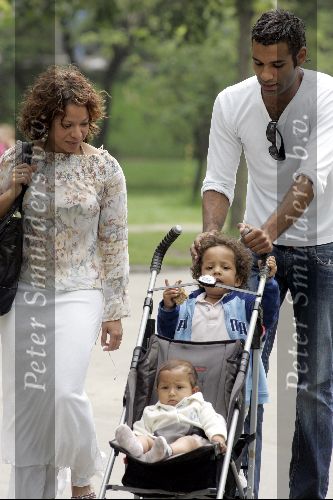 Amsterdam 21 juli 2004
Edwin Jonker met zijn ex Nurlaila en hun 2 kinderen