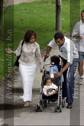 Amsterdam 21 juli 2004
Edwin Jonker met zijn ex Nurlaila en hun 2 kinderen