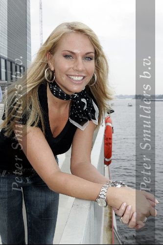 Amsterdam 20 juli 2004
Perspresentatie SBS ^ NET5 en Veronica.
Ellemieke Vermolen.