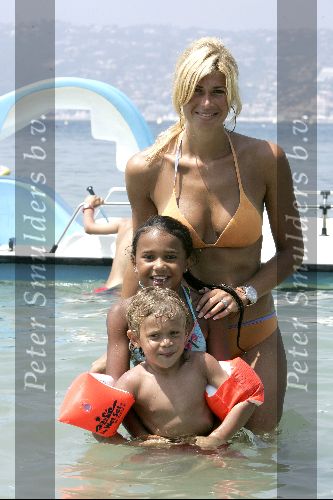 Juan les Pins 23 juli 2004
Estelle Gullit met Joel en Maxim op vakantie
