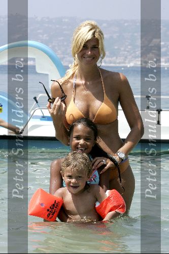 Juan les Pins 23 juli 2004
Estelle Gullit met Joel en Maxim op vakantie