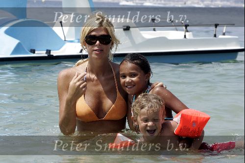 Juan les Pins 23 juli 2004
Estelle Gullit met Joel en Maxim op vakantie