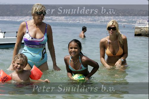 Juan les Pins 23 juli 2004
Estelle Gullit met Joel en Maxim op vakantie