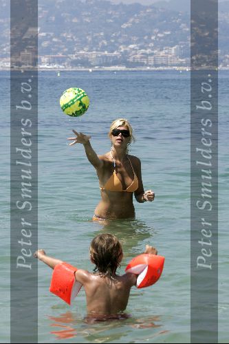 Juan les Pins 23 juli 2004
Estelle Gullit met Joel en Maxim op vakantie