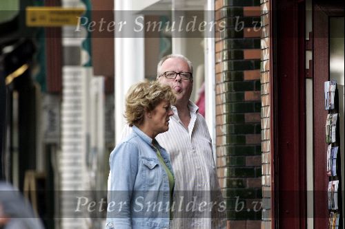Amsterdam 1 juli 2004
Simone Kleinsma en Guus Verstraete boodschappen doen op Cornelis Schuytstraat