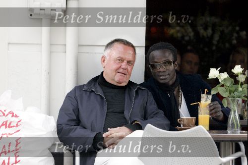 Amsterdam 3 juli 2004
Harry Mens en  Regilio Tuur op terras op PC Hooftstraat