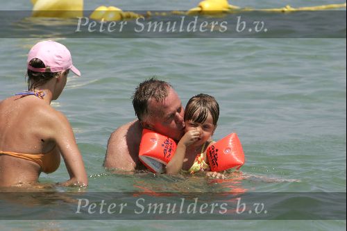 Sant tropez 25 juli 
Harry Mens in zee met zijn kinderen.