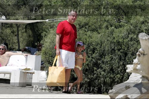 Sant tropez 25 juli 
Harry Mens op weg naar zee met zijn kinderen.