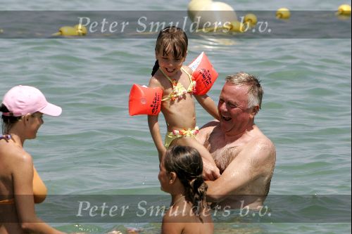 St tropez 25 juli 
Harry Mens in zee met zijn kinderen.