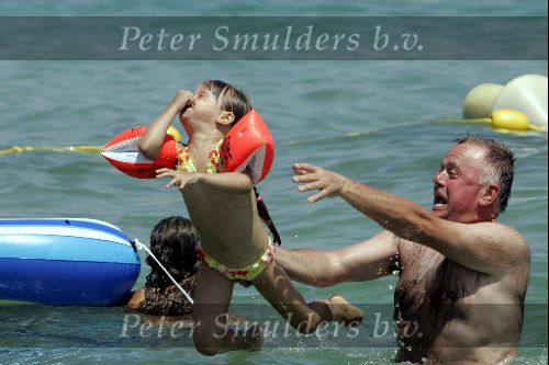 St tropez 25 juli 
Harry Mens in zee met zijn kinderen.