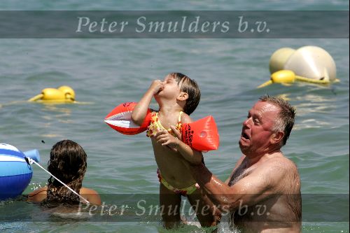 St tropez 25 juli 
Harry Mens in zee met zijn kinderen.