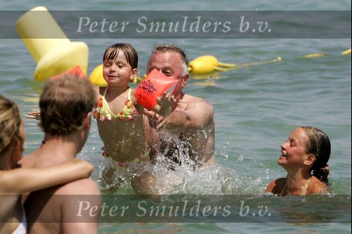 St tropez 25 juli 
Harry Mens in zee met zijn kinderen.