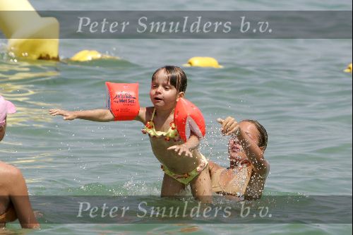 St tropez 25 juli  
Harry Mens in zee met zijn kinderen.