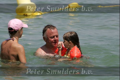 St tropez 25 juli 
Harry Mens in zee met zijn kinderen.