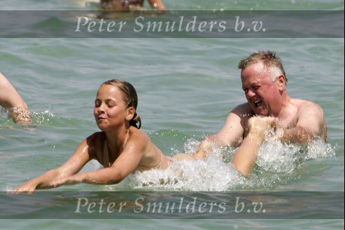 St tropez 25 juli 
Harry Mens in zee met zijn kinderen.