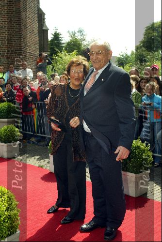 Heesch/Geffen 10 Juli 2004
Trouwen Ruud v Nistelrooy met zijn Leontien Slaats
Harry v Kemeande en Mies v Kemenade ( \