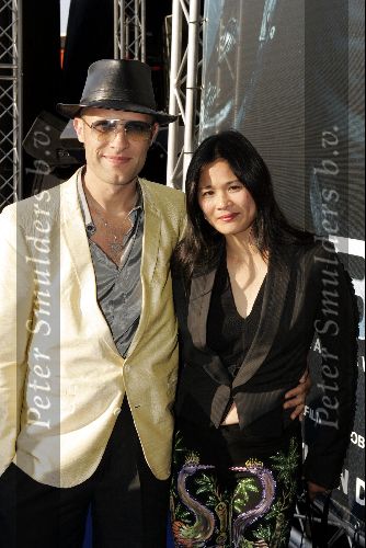 Amsterdam 29 juli 2004
Premiere I Robot in Pathe Arena.
Hugo Metsers III met hoed en zonnebril samen met vriendin