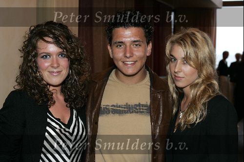 Scheveningen 2 juli 2004
Feestje Holland casino in het Kurhaus.
Jan Smit met 2 vriendinnen