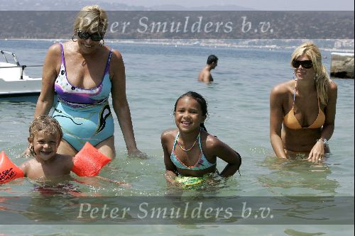 Juan les Pins 23 juli 2004
Estelle Gullit met Joel en Maxim op vakantie