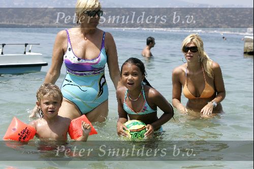 Juan les Pins 23 juli 2004
Estelle Gullit met Joel en Maxim op vakantie