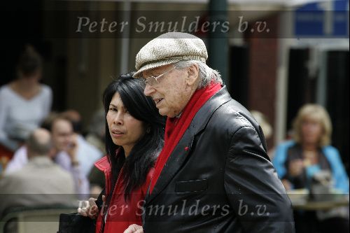 Amsterdam 30 juni 2004
Karel Appel met een vriendin op cornelis schuytstraat
