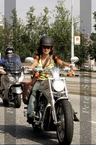 Amsterdam 28 juli 2004
Katja Schuurman op haar Harley Davidson