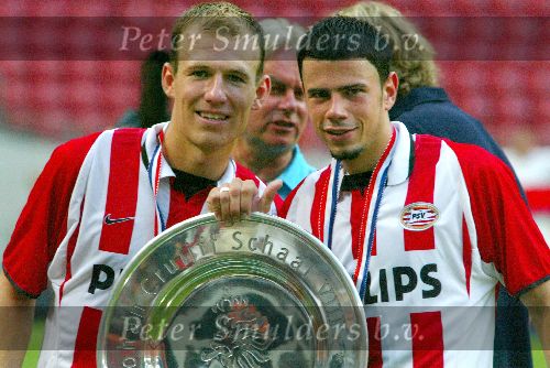 Arjen Robben en Mateja Kezman met de Johan Cruyff-schaal 2003