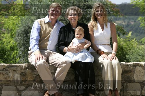 Tavernelle 9 juli 2004
Fotomoment op vakantie bij Prins Willem Alexander Maxima en prinses Amalia