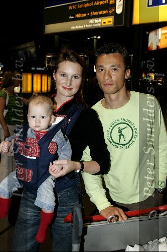 Schiphol 1 juli 2004
Aankoms Nederlands elftal na ek Portugal.
Leo Echteld met vrouw en kind