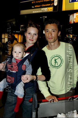 Schiphol 1 juli 2004
Aankoms Nederlands elftal na ek Portugal.
Leo Echteld met vrouw en kind