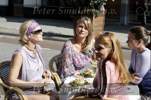 Amsterdam 28 juli 2004
opnames film PROFS op pc hooftstraat met Sophiel Hillebrand, Anke Engels, Froukje Jansen en Liesbeth Kamerling( hoogzwanger)