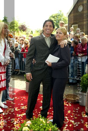 Heesch/Geffen 10 Juli 2004
Trouwen Ruud v Nistelrooy met zijn Leontien Slaats
marc v Hintum met zijn vrouw