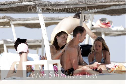 St Tropez 23 juli 2004
Harry Mens met zijn ex vrouw Suze Mens en 3 kinderen bij club 55 in  St Tropez.