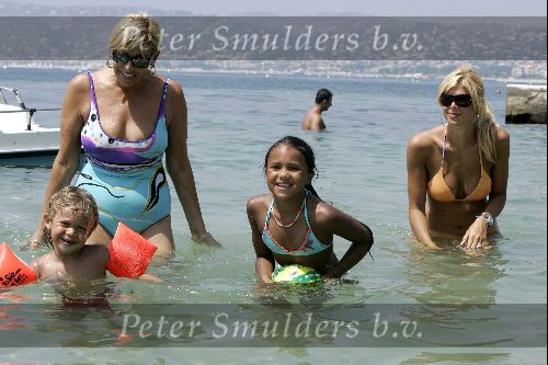Juan les Pins 23 juli 2004
Estelle Gullit met Joel en Maxim Gullit op vakantie