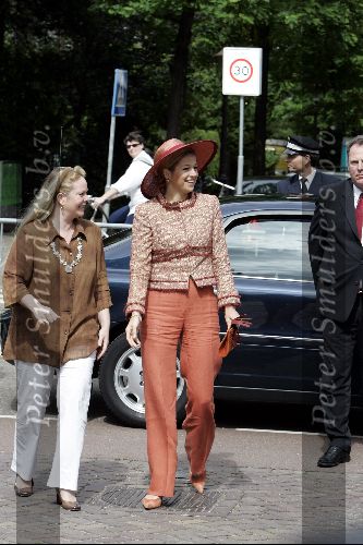 Amsterdam 1 juli 2004
Prinses Maxima in dierentuin Artis met Hester Maij
