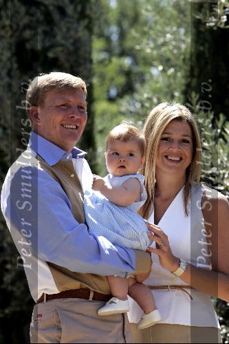 Tavernelle 9 juli 2004
Fotomoment op vakantie bij Prins Willem Alexander Maxima en prinses Amalia met hond mac