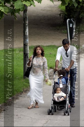 Amsterdam 21 juli 2004
Edwin Jonker met zijn ex Nurlaila en hun 2 kinderen