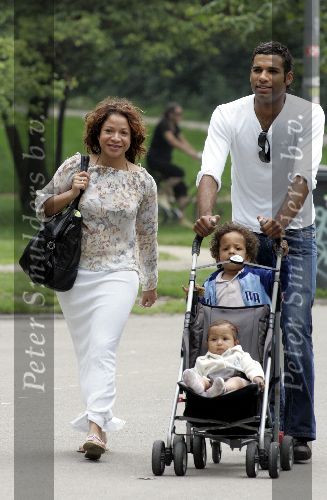 Amsterdam 21 juli 2004
Edwin Jonker met zijn ex Nurlaila en hun 2 kinderen