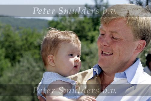 Tavernelle 9 juli 2004
Fotomoment op vakantie bij Prins Willem Alexander Maxima en prinses Amalia