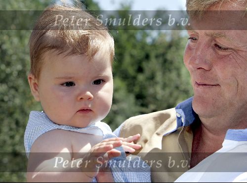 Tavernelle 9 juli 2004
Fotomoment op vakantie bij Prins Willem Alexander Maxima en prinses Amalia met hond mac