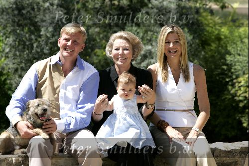 Tavernelle 9 juli 2004
Fotomoment op vakantie bij Prins Willem Alexander Maxima en prinses Amalia met hond mac