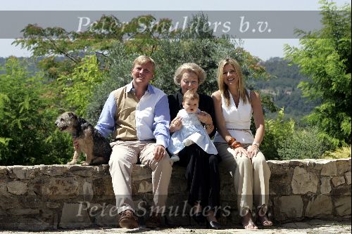 Tavernelle 9 juli 2004
Fotomoment op vakantie bij Prins Willem Alexander Maxima en prinses Amalia met hond mac