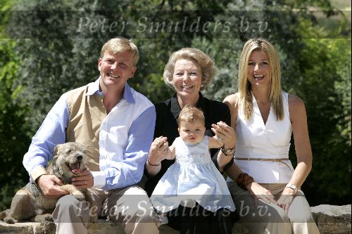 Tavernelle 9 juli 2004
Fotomoment op vakantie bij Prins Willem Alexander Maxima en prinses Amalia met hond mac