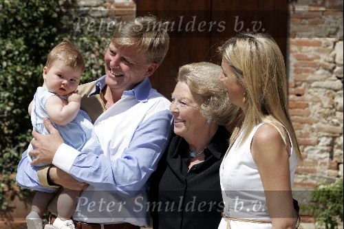 Tavernelle 9 juli 2004
Fotomoment op vakantie bij Prins Willem Alexander Maxima en prinses Amalia met hond mac