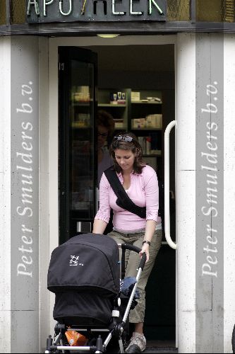 Amsterdam 21 juli 2004
Prinses Annette bij de apotheek op de cornelis Schuytstraat