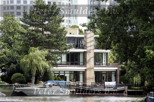Amsterdam  27juli 2004
HuisReinout Oerlemans en Danielle Overgaag aan het water