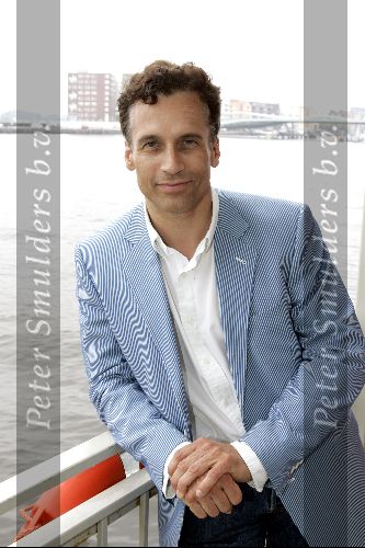 Amsterdam 20 juli 2004
Perspresentatie SBS ^ NET5 en Veronica.
Robert Schoemacher